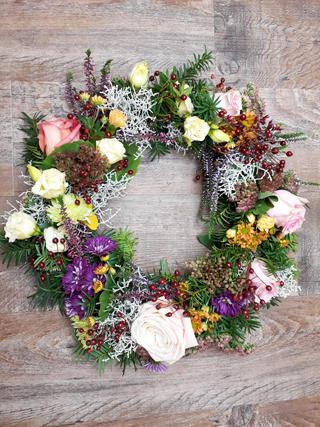 Urnenschmuck, Rosen, Septemberkraut, Heidekraut, Hagebutten, Sedum