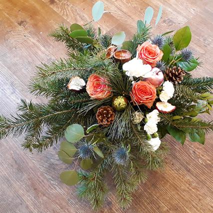 1 Weihnachtsstrauß, Distel, Rose, Spraynelke, Euxa, Landlotus